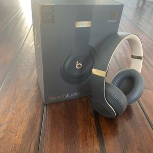 Beats Studio 3 Wireless Black and Gold Over-Ear Headphones with Premium Comfort